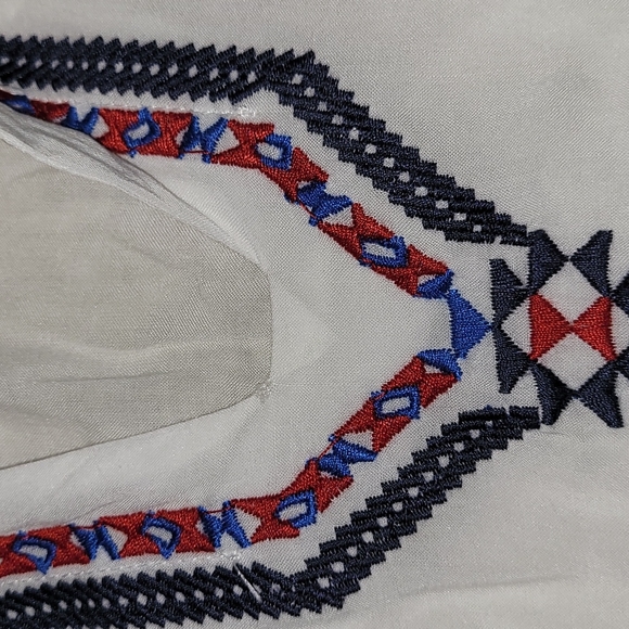White boho blouse with embroidered details - Picture 4 of 4